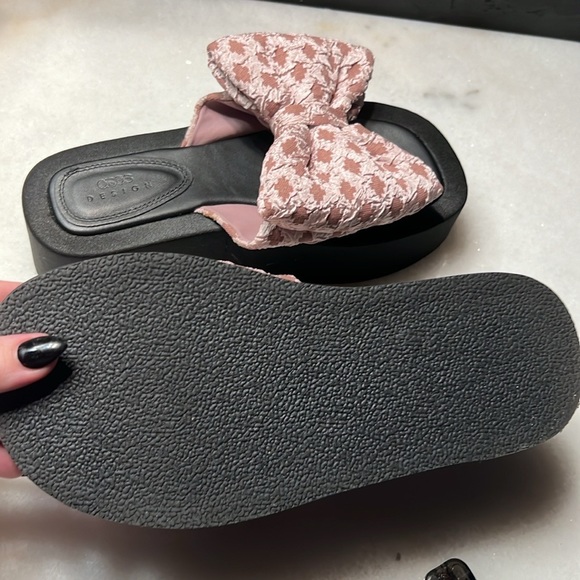 ASOS Design Wide Fit Thick Platform Bow Tie Slides Sandals - Picture 8 of 11